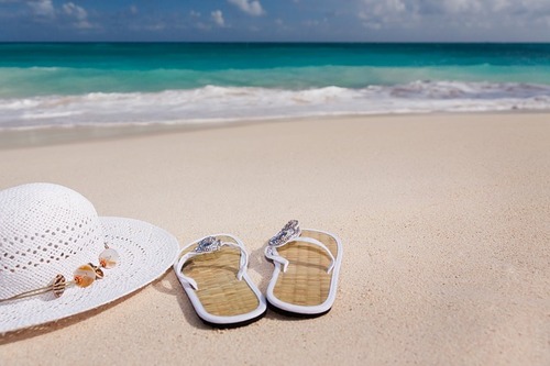 Teneriffa Strände - Die schönsten Strände auf Teneriffa - Strand, flip flop, strohhut, meer.