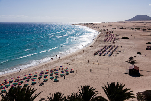 Fuerteventura Dünen - Sandstrände und Dünen auf Fuerteventura - atlantik atlantischer ozean baden berg blau bucht bäume corralejo düne el cotillo felsen ferien fest fischerdorf fuerteventura fun gebirge gran kanaria hafen himmel hügel insel jandia kanaren kanarische inseln karg künstlich küste liege lobos meer mole norden palmen saharasand sand schiffe schroff sonnenliege sonnenschirm spass stein steinwall strand teneriffa türkis urlaub wasser wellen zerklüftet.