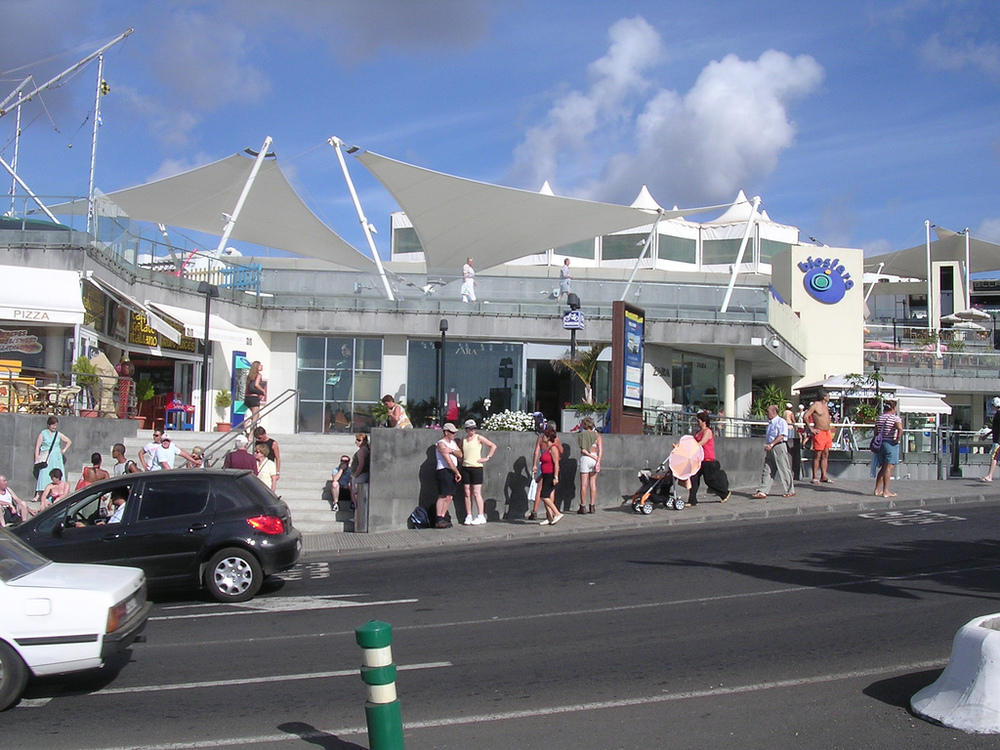 Lanzarote Shoppen - besuchen Sie eins der vielen Shopping Center auf Lanzarote - Biosfera Plaza, Einkaufszentrum, Kanaren, Mall, Spanien, Lanzarote.