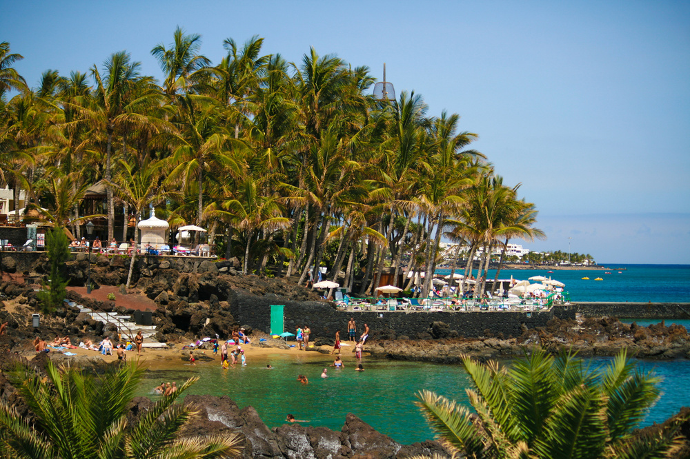 Autoreisen Lanzarote - erkunden Sie Lanzarote mit dem Auto - kanaren kanarische inseln lanzarote meer palmen puerto del carmen sonne strand süden türkies wasser.