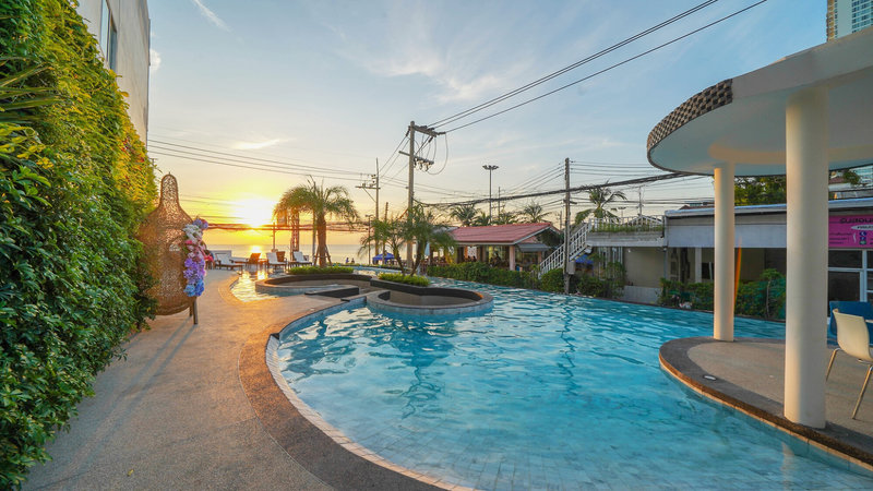 Golden Jomtien Beach Hotel in Chon Buri, Bangkok Pool