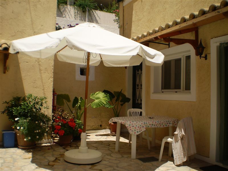 Antonella Apartments in Benitses, Korfu Terasse