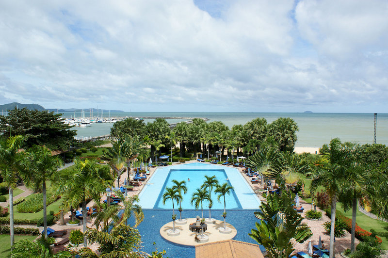 Botany Beach Resort in Jomtien Beach, Bangkok Pool