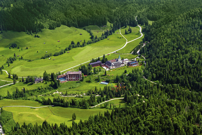 Schloss Elmau Luxury Spa & Cultural Hideaway in Elmau, M�nchen (DE) Außenaufnahme