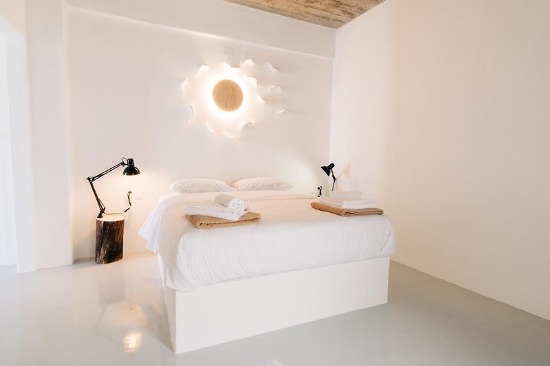 Mesanto Luxury Suites in Megalochori, Santorini Badezimmer