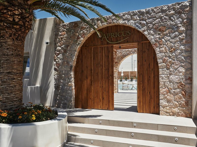 Apricus Suites Hotel in Perissa, Santorini Außenaufnahme