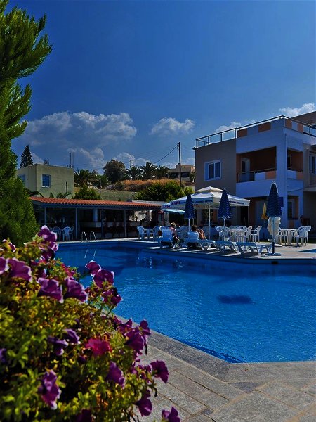 Hotel Koukouras in Kato Stalos, Chania (Kreta) Pool