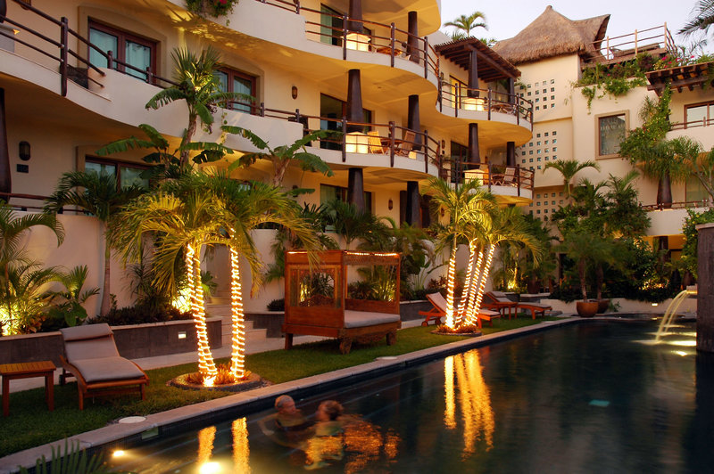 El Taj Oceanfront & Beachside Condo Hotel in Playa del Carmen, Cancun Pool