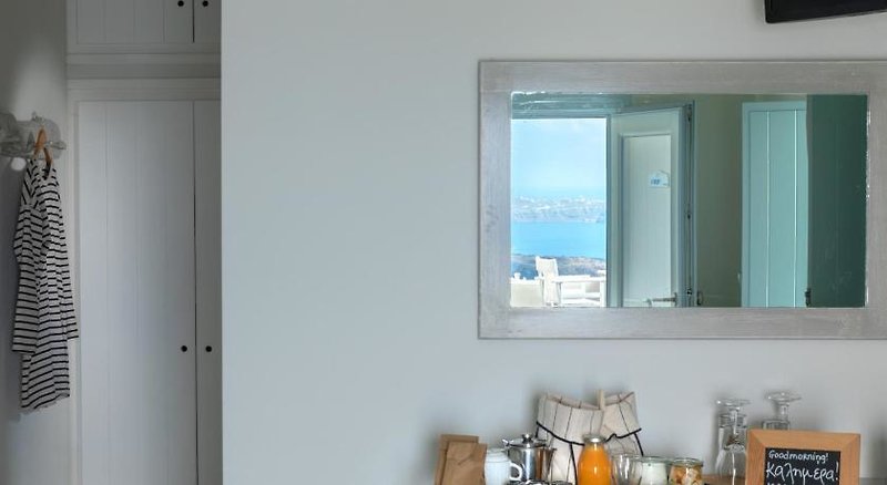 Blue Dolphins Apartments & Suites in Firostefani, Santorini Wohnbeispiel