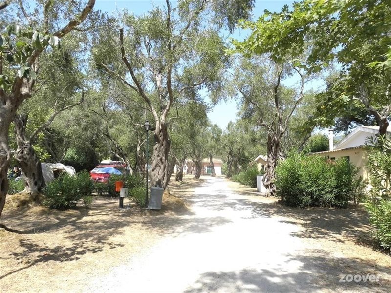 Karda Beach Camping und Bungalows in Dassia, Korfu Garten