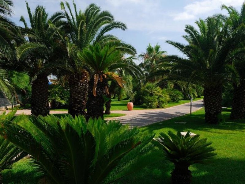 Gran Serena Hotel in Torre Canne, Bari Garten