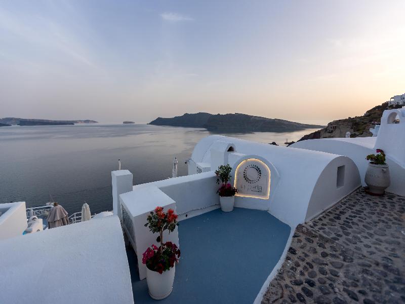 La Perla Villas & Suites in Oia, Santorini Terasse