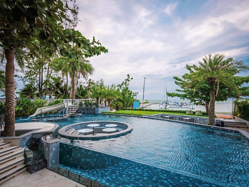 Worita Cove Hotel in Chon Buri, Bangkok Pool